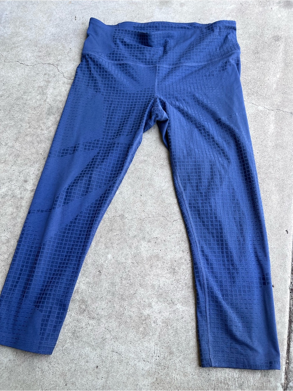Under Armor Size aprox sz M-L SIZE TAG NOT PRESENT IN LEGGINGS women’s leggings